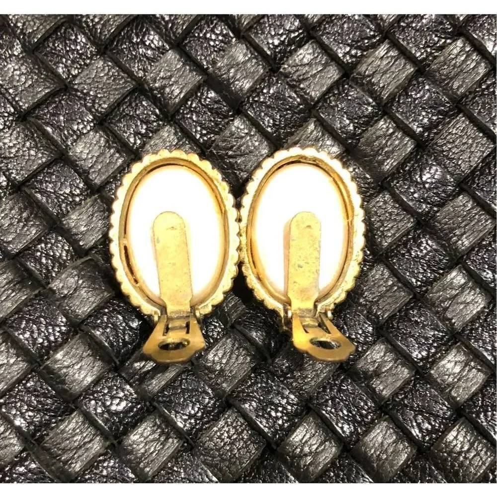 REGAL - 🎉HPx2 🎉 Vintage Regal Gothic-Style Oval Faux Pearl Chunky Clip-Ons